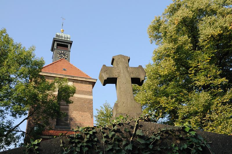 17857_8386 Blick auf den Turm der Christianskirche - Steinkreuz auf der Mauer. | Klopstockstrasse, historische Bilder und aktuelle Fotos aus Hamburg Ottensen.